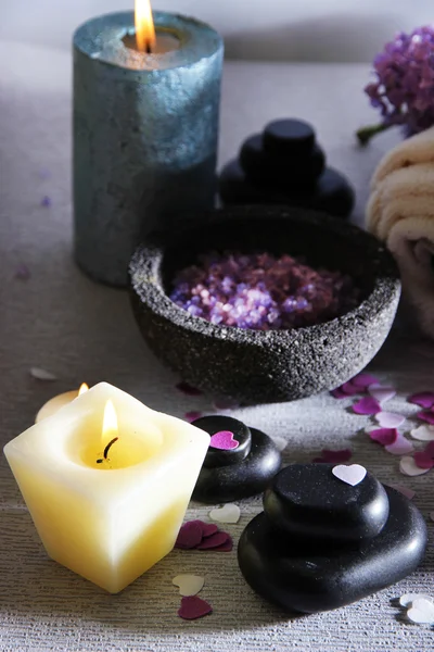 Composition avec soin spa, serviettes et fleurs lilas, sur table en bois, sur fond clair — Photo