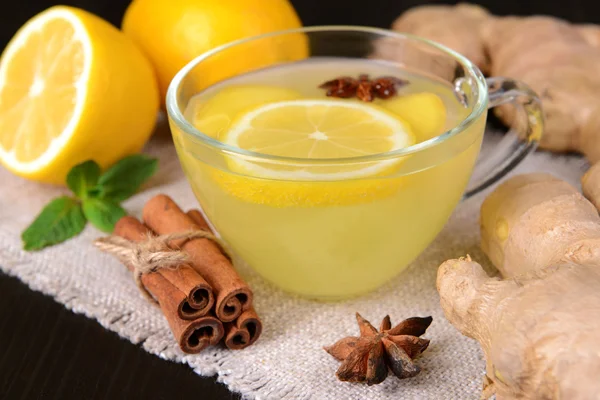 Tè allo zenzero sano con limone e miele in tavola primo piano — Foto Stock