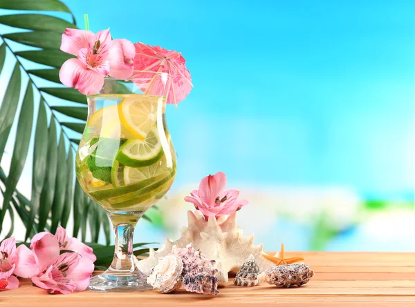 Cóctel refrescante en la mesa de playa — Foto de Stock