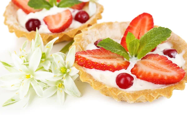 Sabroso tartaleta con fresas de cerca — Foto de Stock