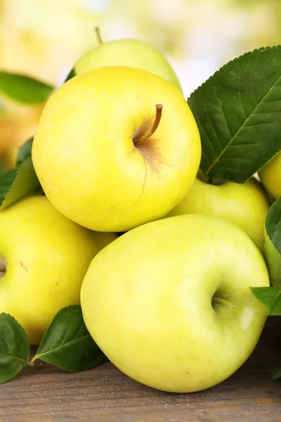 Maturare mele dolci con foglie sullo sfondo della natura — Foto Stock