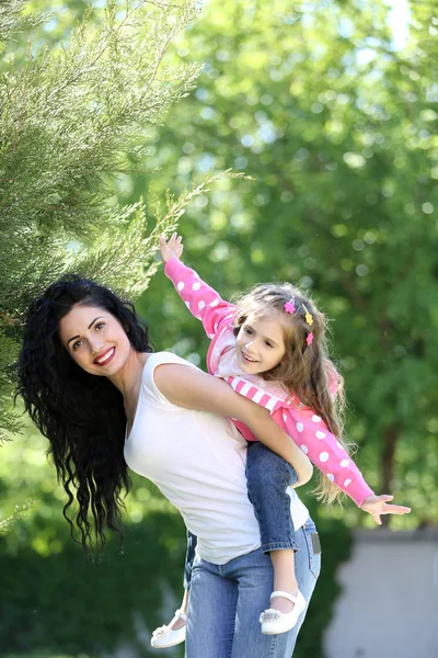 Glückliche Mutter und Tochter. Spaziergang im grünen Park — Stockfoto