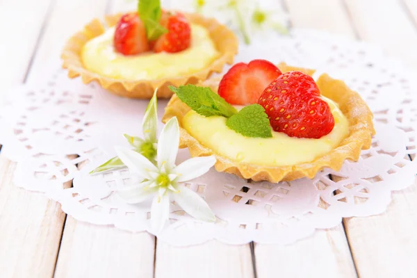 Chutné koláčky s jahodami na tabulka detail — Stock fotografie