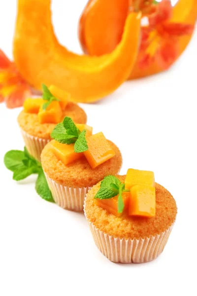 Leckere Kürbis-Muffins, isoliert auf weiß — Stockfoto