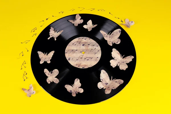 Antiguo disco de vinilo con mariposas de papel — Foto de Stock