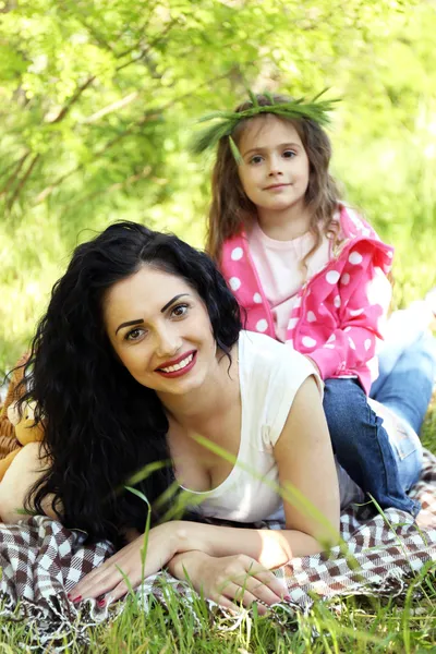 Happy mom and daughter. Picnic in the green park — Stock Photo, Image