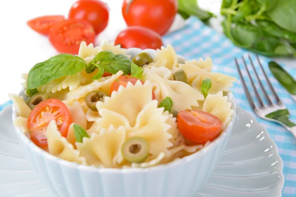 Läckra pasta med tomater på tallriken på bordet närbild — Stockfoto