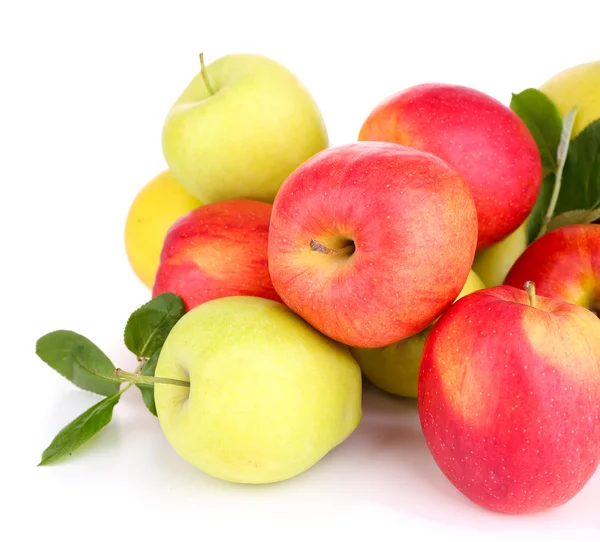 Manzanas dulces maduras con hojas, aisladas en blanco — Foto de Stock
