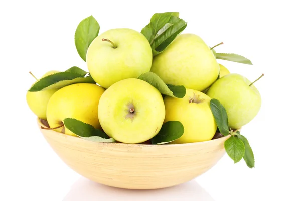 Mogen söta äpplen med blad i trä skål, isolerad på vit — Stockfoto