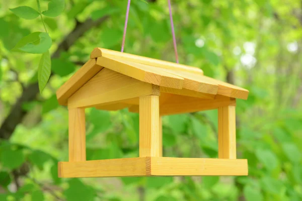 Birdhouse w ogrodzie na świeżym powietrzu — Zdjęcie stockowe