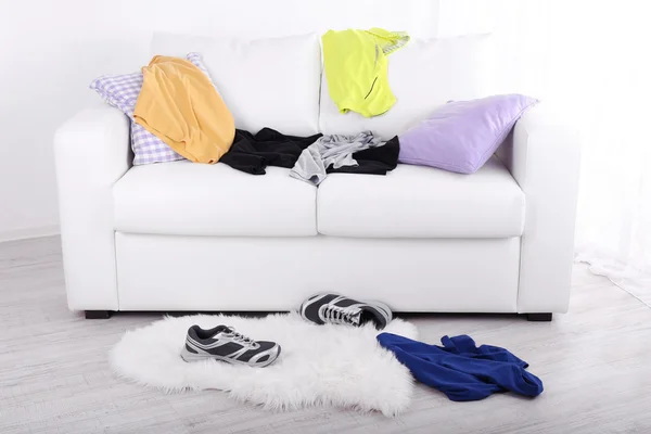 Vêtements masculins colorés désordonnés sur canapé — Photo
