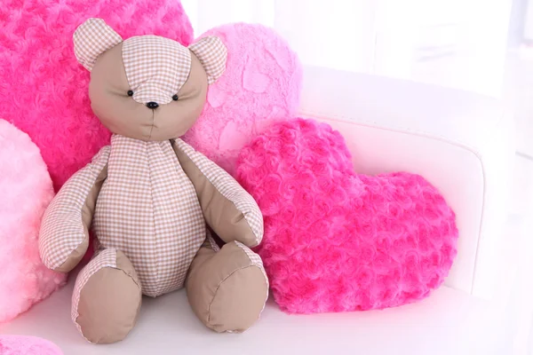 Brinquedo de urso com travesseiros no sofá — Fotografia de Stock