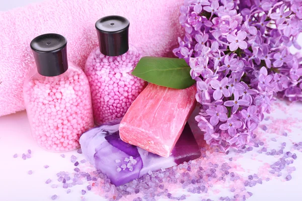 Composição com tratamento de spa, toalhas e flores lilás, isolado em branco — Fotografia de Stock