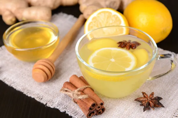 Tè allo zenzero sano con limone e miele in tavola primo piano — Foto Stock