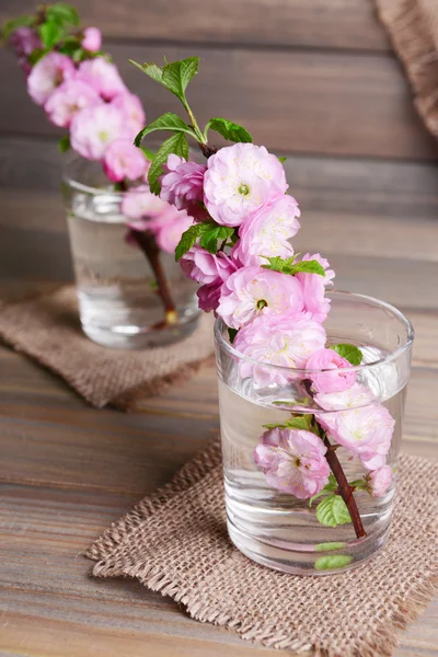 Owoc piękny kwiat w szkło na stole na szarym tle — Zdjęcie stockowe