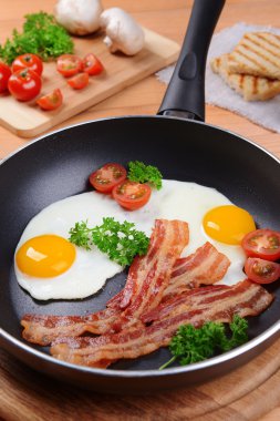 yumurta ve pastırma tava üzerinde tablo yakın çekim