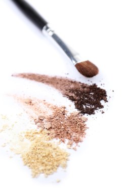 ezilmiş göz farı ve üzerinde beyaz izole profesyonel makyaj fırçası