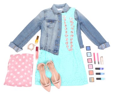 Kadın giyim üzerine beyaz izole