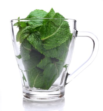 beyaz izole cam fincan nane yaprakları