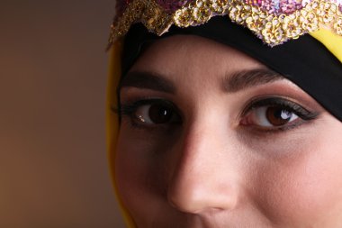 koyu renk arka plan üzerinde güzel Müslüman Arap kadın