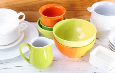 raf, ahşap zemin üzerinde farklı yemek takımı