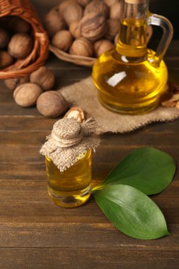 ahşap masa üzerinde fındık ve ceviz yağı