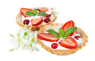 çilek beyaz izole lezzetli tartlets