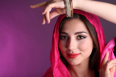 koyu renkli arka plan üzerinde güzel oryantal kız