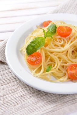 leziz spagetti domates plaka üzerinde tablo yakın çekim