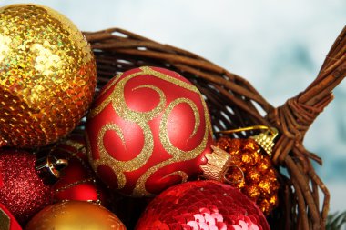 Noel süslemeleri sepet içinde yakın çekim