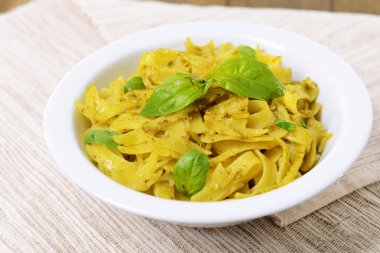 lezzetli pasta plaka üzerinde tablo yakın çekim pesto ile