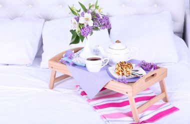 yatakta kahvaltı ve güzel buket ışık