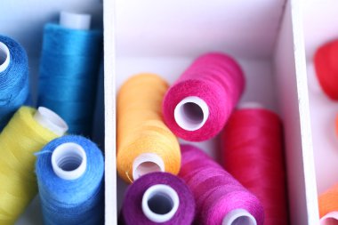 çok renkli dikiş ipliği ahşap kutusunda, yakın çekim