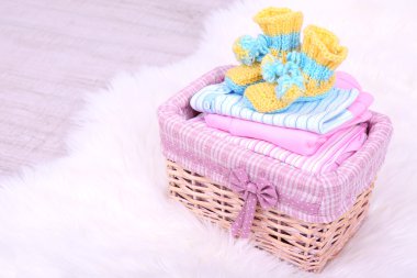 Bebek Giyim odası katta sepeti