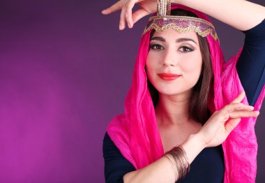 koyu renkli arka plan üzerinde güzel oryantal kız
