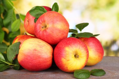 Olgun tatlı elma ile doğa arka plan yapraklarda