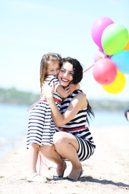 mutlu anne ve kızı sahilde