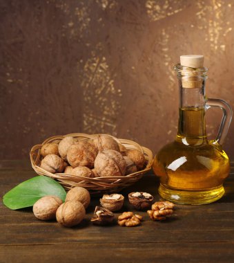 ahşap masa üzerinde fındık ve ceviz yağı