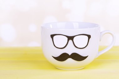 açık renkli tablo üzerinde bıyıklı Kupası