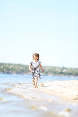 Sahilde güzel küçük bir kız