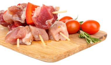 beyaz izole pişmemiş domuz kebap