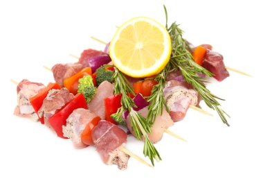 beyaz izole pişmemiş domuz kebap