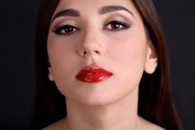 koyu arka plan üzerinde kırmızı dudaklar ile kız