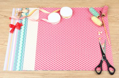 Kağıt scrapbooking ve ahşap masa üstünde alet