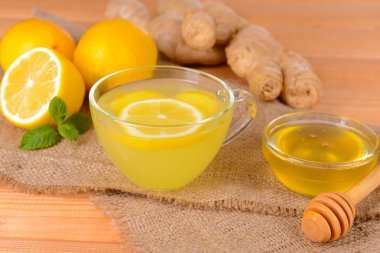 limon ve bal tablo yakın çekim üzerinde sağlıklı zencefil çayı