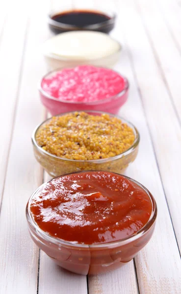 Varias salsas en primer plano de la mesa —  Fotos de Stock