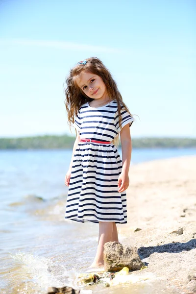 Όμορφο μικρό κορίτσι στην παραλία — Φωτογραφία Αρχείου