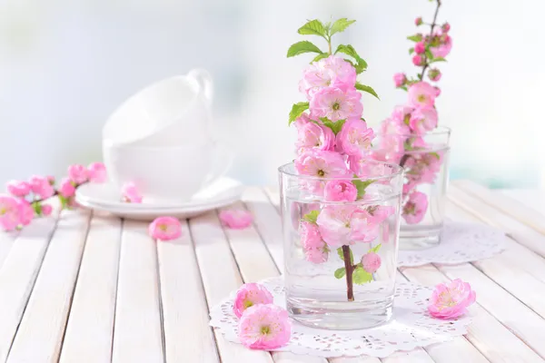 Belle fleur de fruits en verre sur la table sur fond clair — Photo