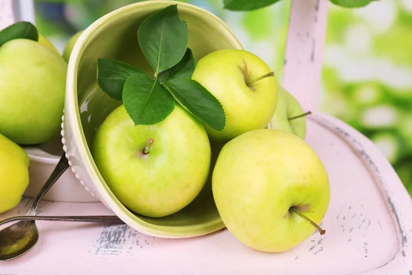 成熟甜的苹果和叶子的美丽静物画。 — 图库照片