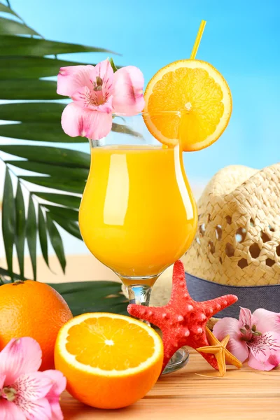 Erfrischender orangefarbener Cocktail auf Strandtisch — Stockfoto